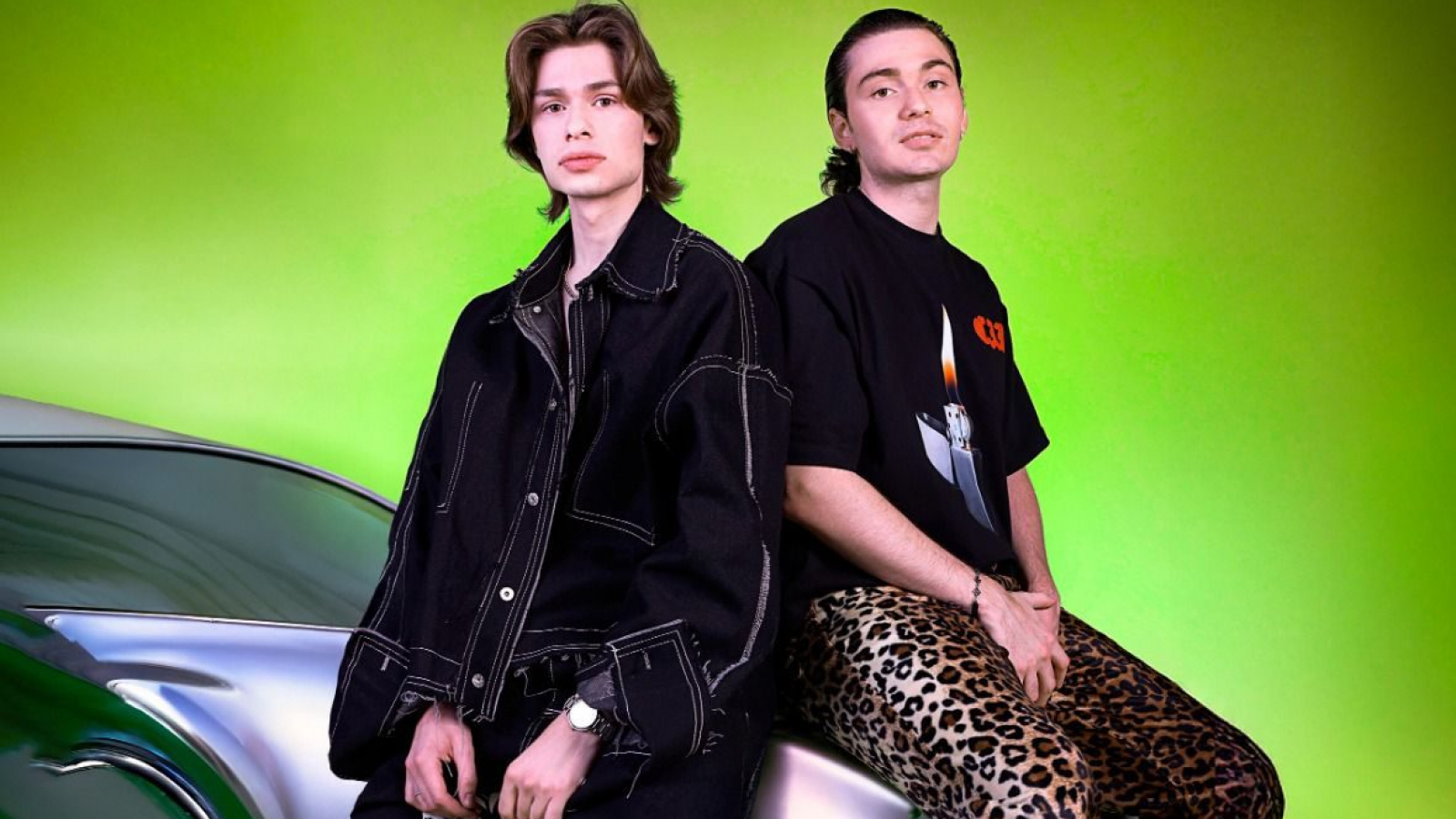 Los Esquivel posan en imagen promocional de su sencillo “Scarletts”, con estética nocturna y futurista.